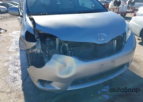 2012 Toyota Sienna Le V6 8 Passenger z USA, uszkodzony, nr VIN 5TDKK3DC1CS222881